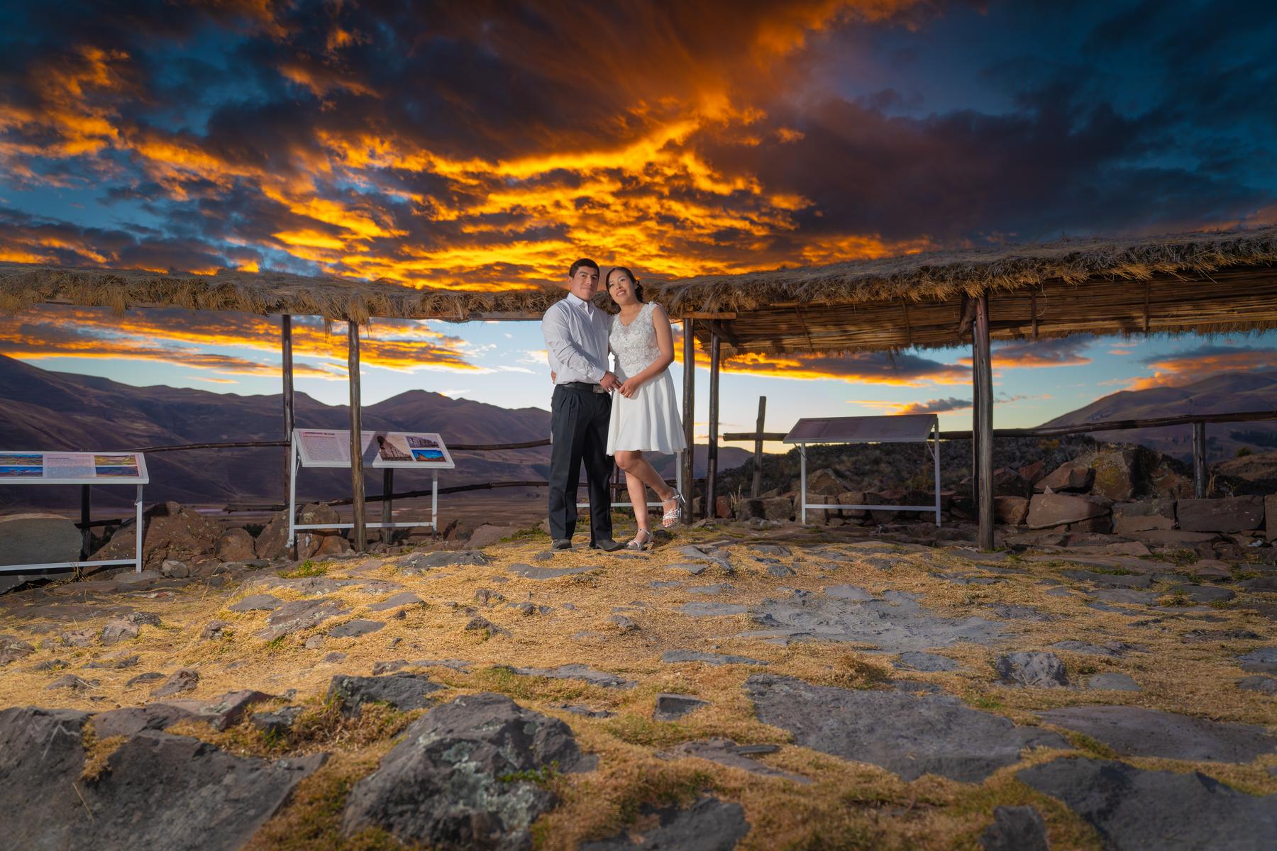 Pareja al atardecer en las alturas de Sicuani, sesión pre boda de Kawaii Studios